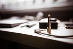 上海医院护工一天多少钱?2025年最新行情解析与避坑指南