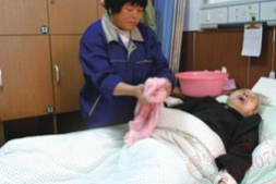想找住家保姆照顾老人多少钱