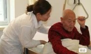 如何选择合适的住家保姆或护工照顾老人?价格、服务与注意事项全解析