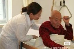 如何选择合适的住家保姆或护工照顾老人?价格、服务与注意事项全解析